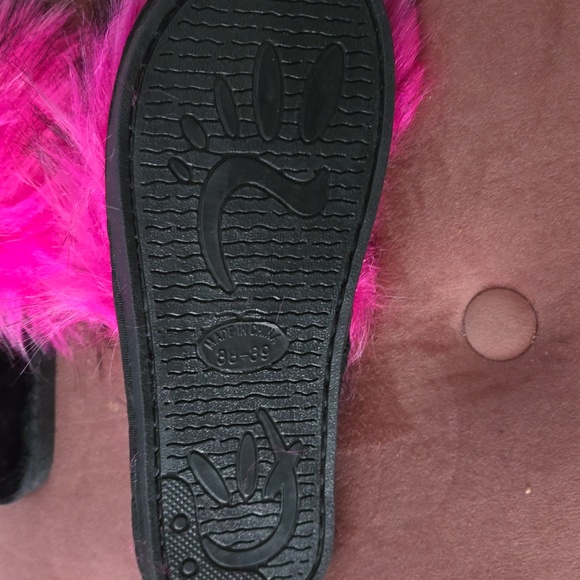 New wot Pink fluffy slides - Picture 4 of 5